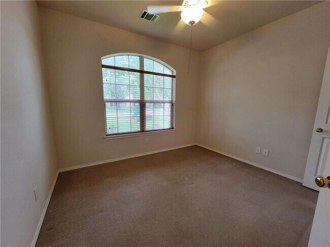 Building Photo - 1001 Hunter's Creek Dr