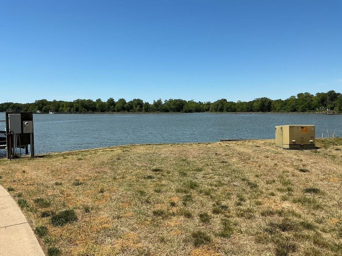 Foto del edificio - Quaint Waterfront Townhome in Beautiful Monroe's Landing