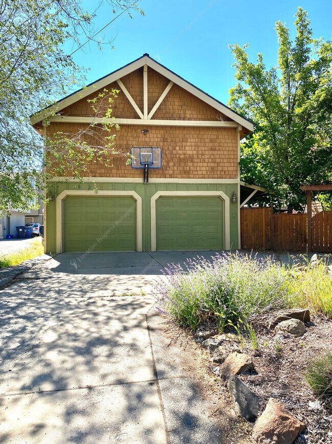 Building Photo - Large 4 BR Home in River West with great walkability!