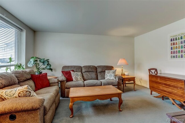 Living Room - 400 Hillside Ct