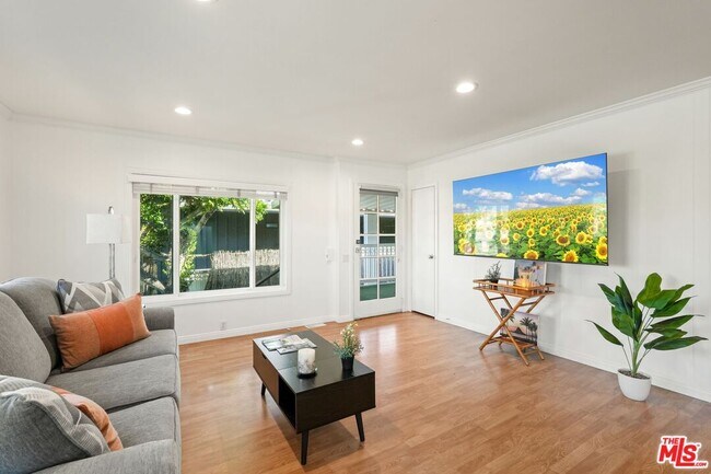 Foto del edificio - 29500 Heathercliff Rd