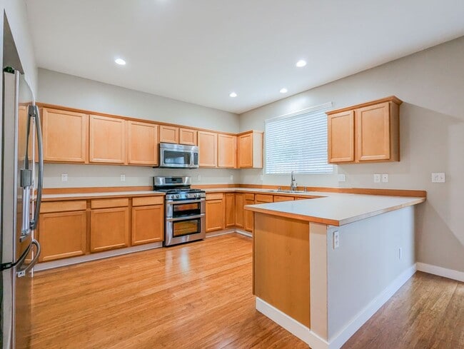 Building Photo - Beautiful 3 bed, 2.5 bath home with fully ...