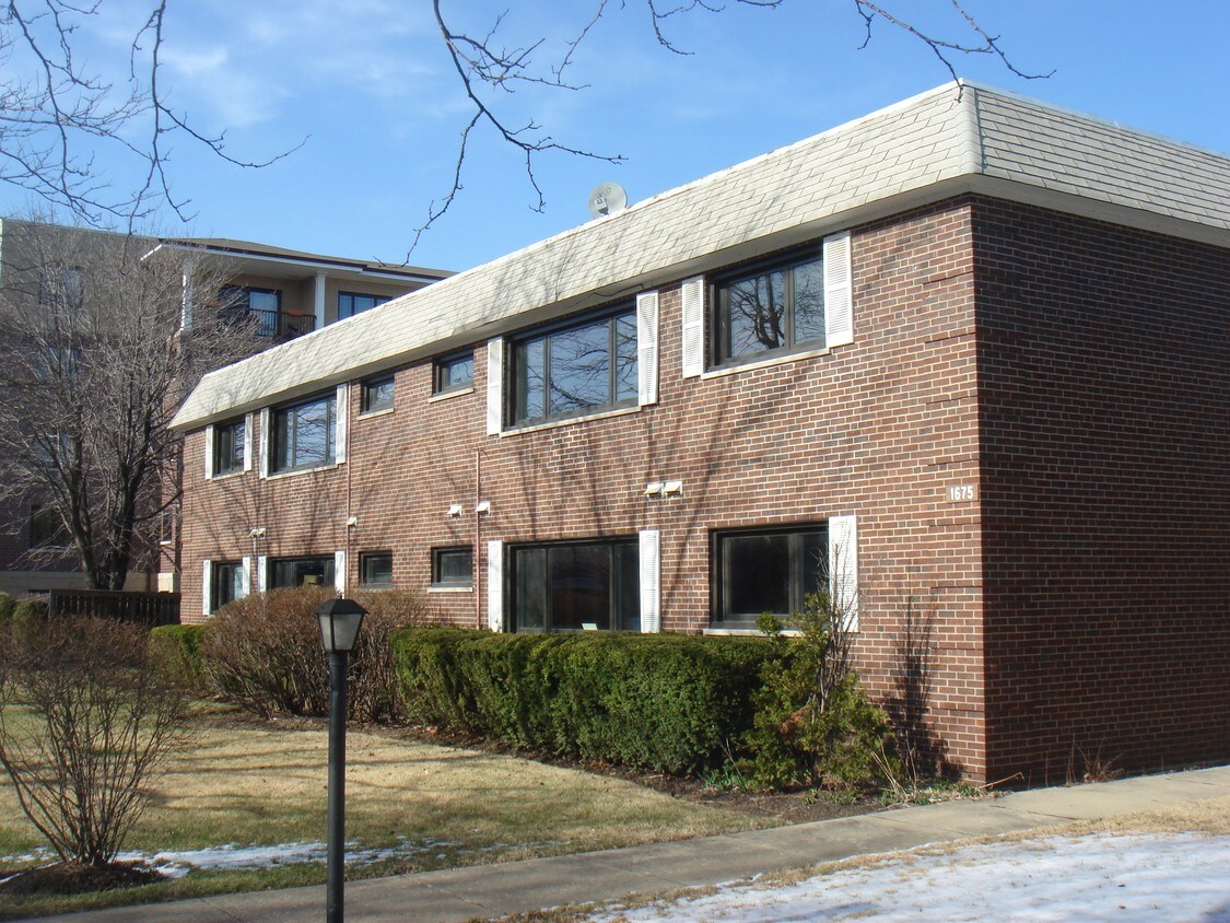 Primary Photo - 1675 Green Bay Rd