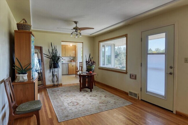 Building Photo - Inviting 3 Bed, 2 Bath Home with a View!