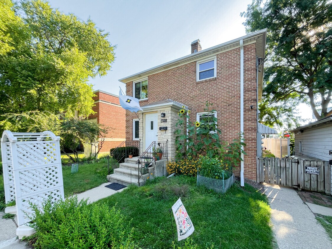 Front of building - 209 Kedzie St