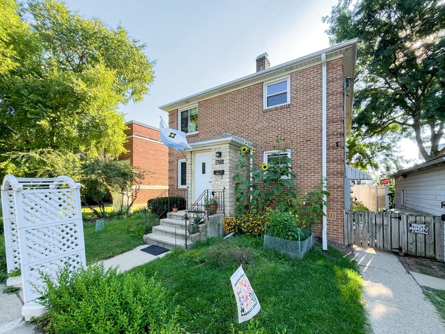 Front of building - 209 Kedzie St