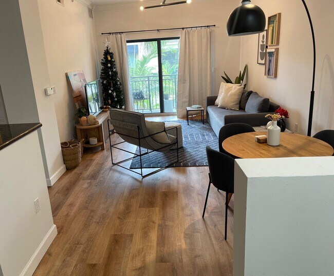 Foto del edificio - 4905 Midtown Ln