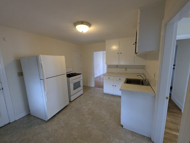 Building Photo - Charming 1st Floor Apartment in Convenient...