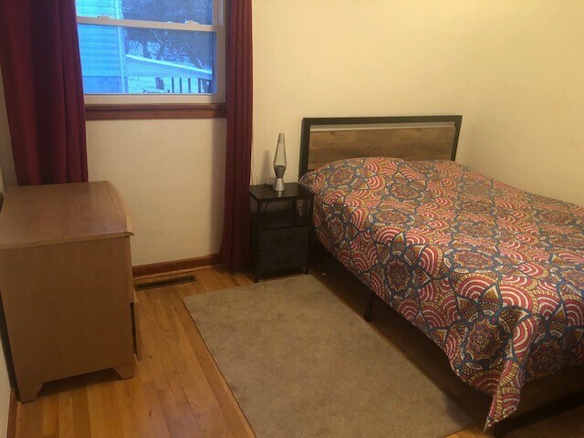 Foto del edificio - 12 Brookside Ave E