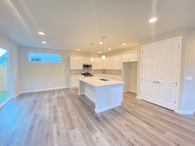 Building Photo - New Construction!  New Community!