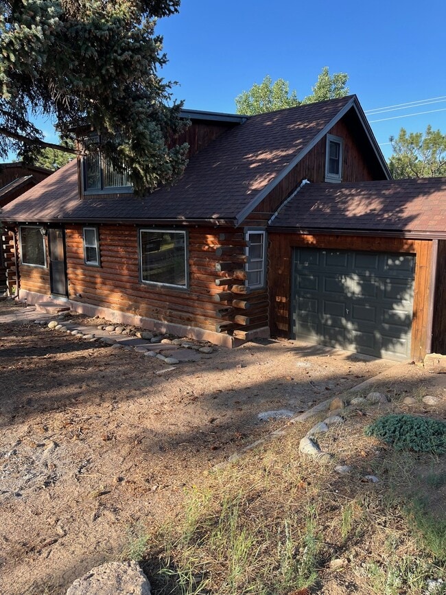 Building Photo - 604 Aspen Ave