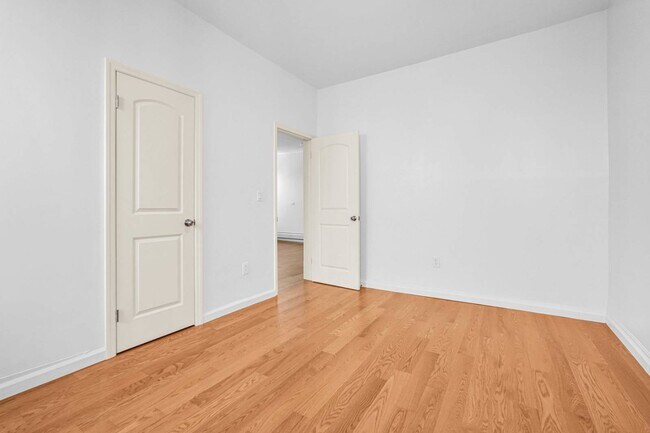 Foto del edificio - 71-32 Fresh Pond Rd