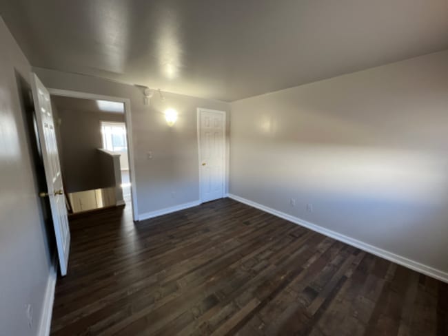Building Photo - 385 Putnam Ave