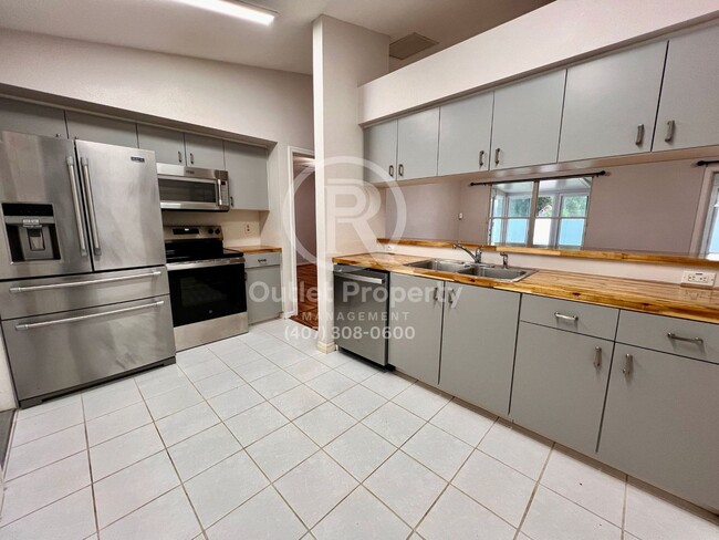 Foto del edificio - Beautiful 3 Beds, 2 Baths Home + Fully Fen...