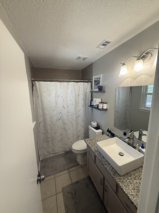 Building Photo - 223 Karen Ct