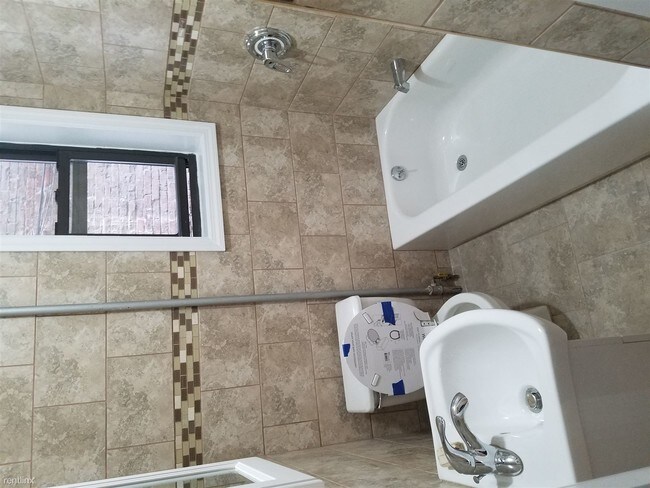 Building Photo - 3 br, 1 bath  - 6127 Madison St Apt 1L