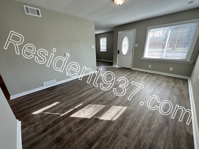 Building Photo - Updated 2 Bed 1 Bath in desired Belmont Area