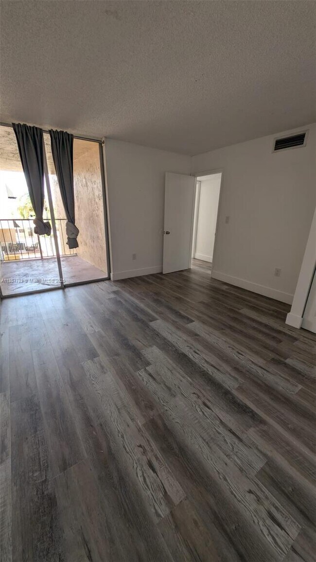 Foto del edificio - 10700 SW 108th Ave
