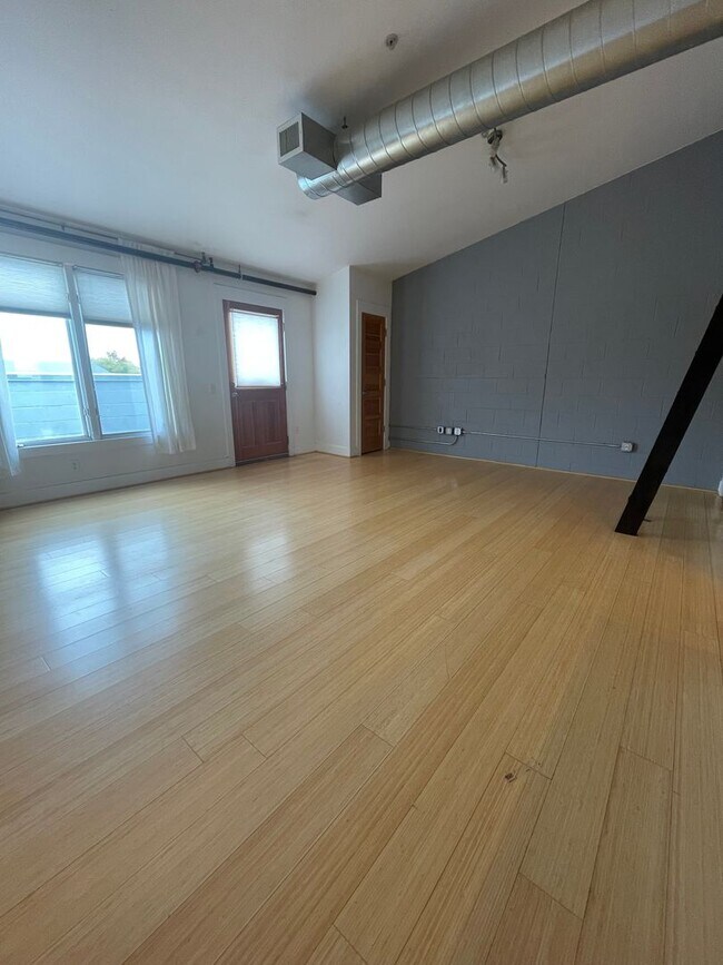 Building Photo - Stylish Studio Available now!