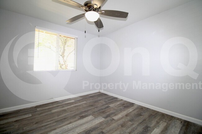 Foto del edificio - 7570 E Logan Dr
