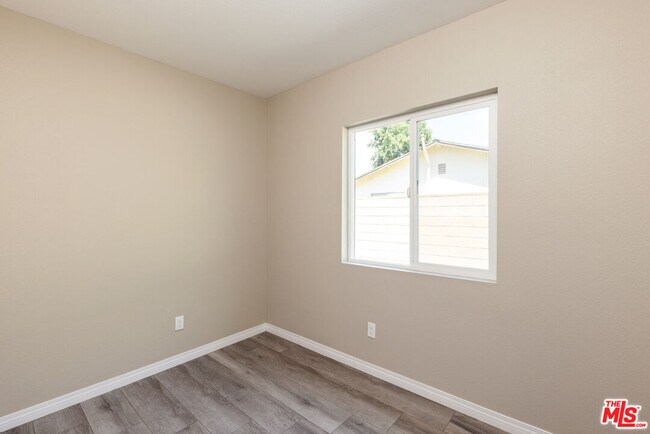 Building Photo - 9213 Langdon Ave