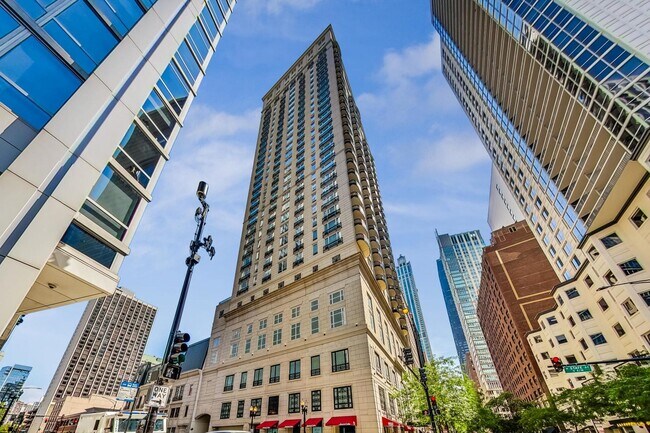 Building Photo - 10 E Delaware Pl