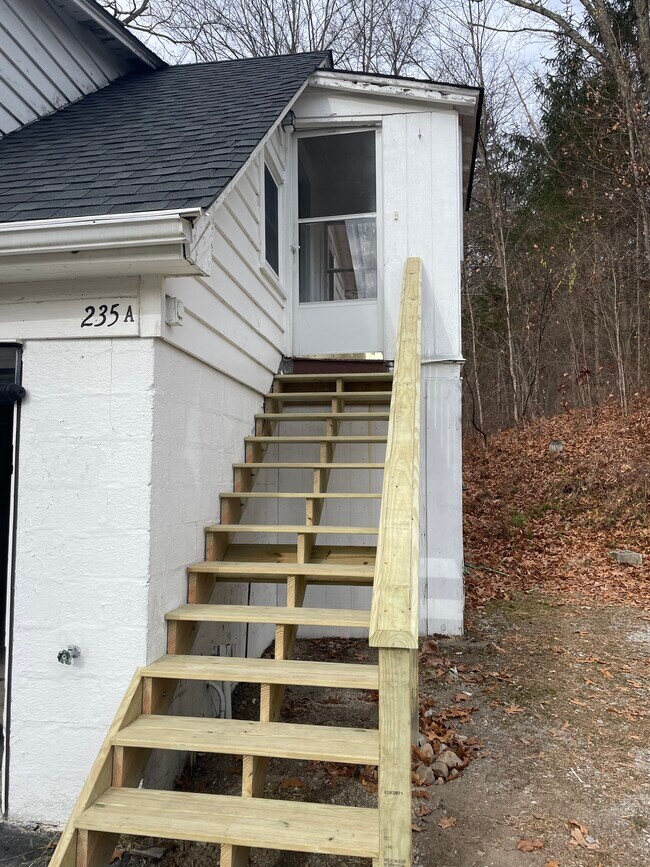 Fotografía del edificio - 235 Russia Rd