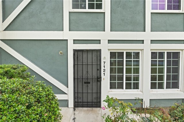 Foto del edificio - 7121 Santa Isabel Dr