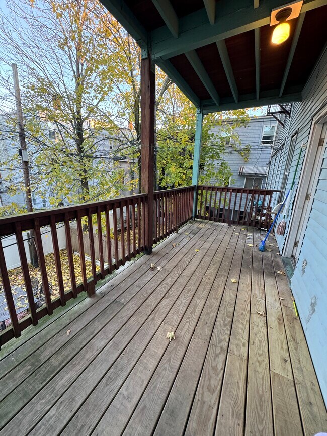 Building Photo - 128 Putnam St