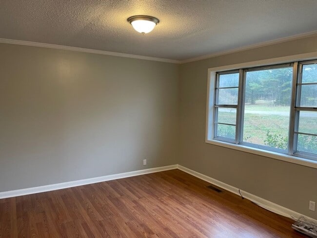 Foto del edificio - Renovated 3 Bedroom 1 Bath Home on 4 Acres!