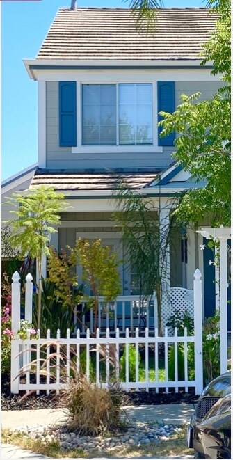 Entrada con puerta francesa - 372 Chaucer Dr