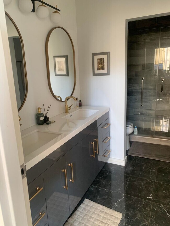 Building Photo - Amazing 1 Bedroom Apt For Rent In Highly S...