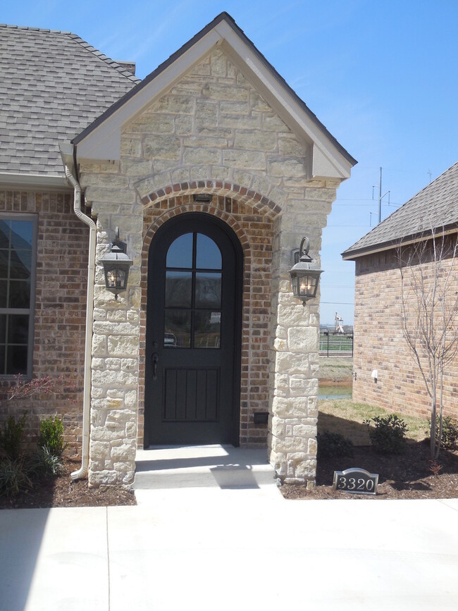 Building Photo - Fully Furnished Three Bedroom, Two Bathroo...