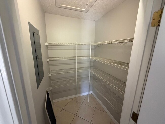 Building Photo - Duplex in the Heart of Niceville