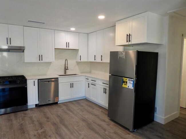 Building Photo - 1619 Rutland Dr