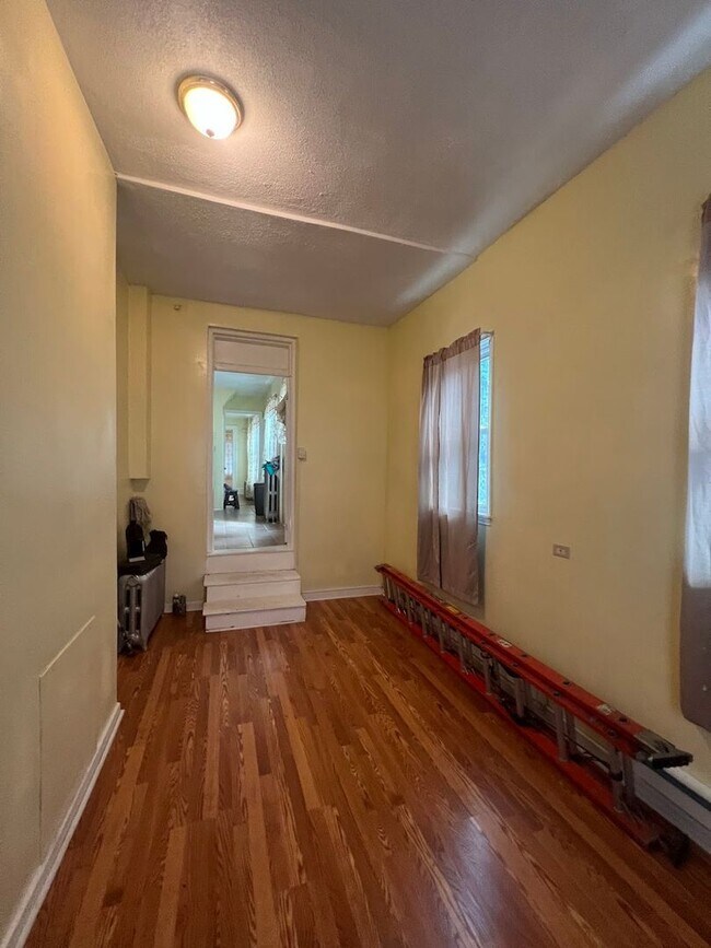 Foto del edificio - Spacious 5 Bedroom, 2 Bath Home
