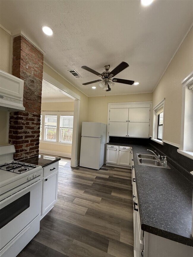 Foto del edificio - Beautifully Renovated 2 bedroom, 1 bath Bungalow | Historic Highland area | $900/Month Rent