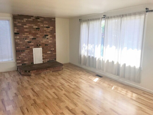 Foto del edificio - Beautiful 5 bed/3 bath with garage & amazi...