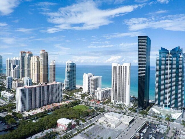 Foto del edificio - 17021 N Bay Rd