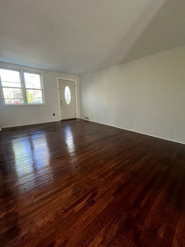 Building Photo - Spacious 3 Bedroom 1 Bath in Collingdale