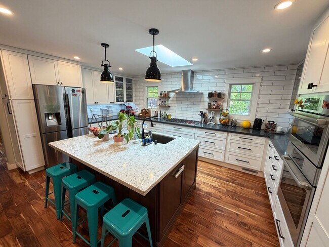 Foto del edificio - 5 Bed 4 Bath In Lafayette