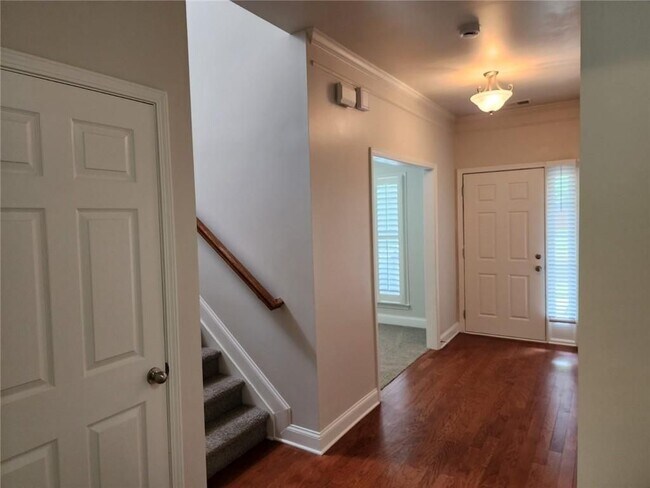 Building Photo - 465 Roland Manor Dr