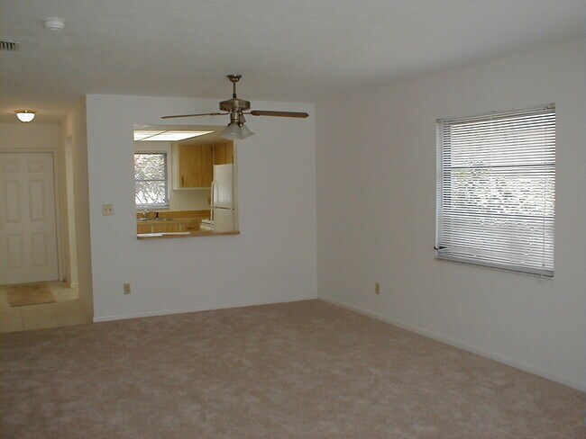 Sala de estar de una villa polinesia - 27671 Arroyal Rd