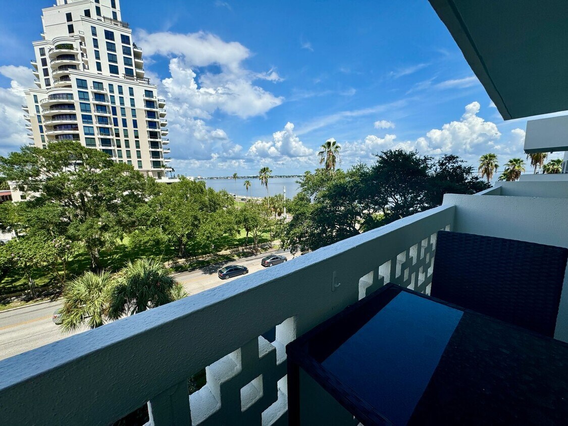 Foto principal - FURNISHED 1 Bed 1 Bath In Amazing Location...
