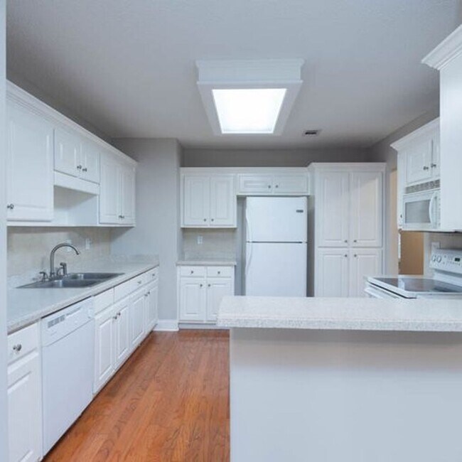 Foto del edificio - Bright and Spacious 3BR/2.5BA Townhome in ...