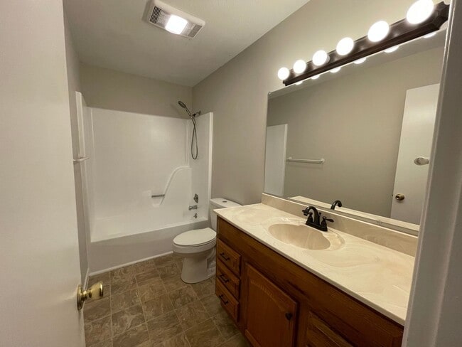 Foto del edificio - 2 bedroom 1.5 bath townhome