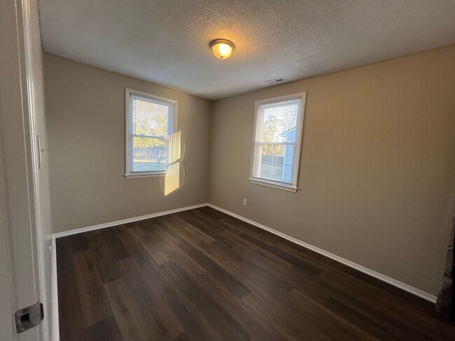 Foto del edificio - Cute 2 bedroom 1 bath duplex that is centrally located. Close to area bases, shopping and restaur...