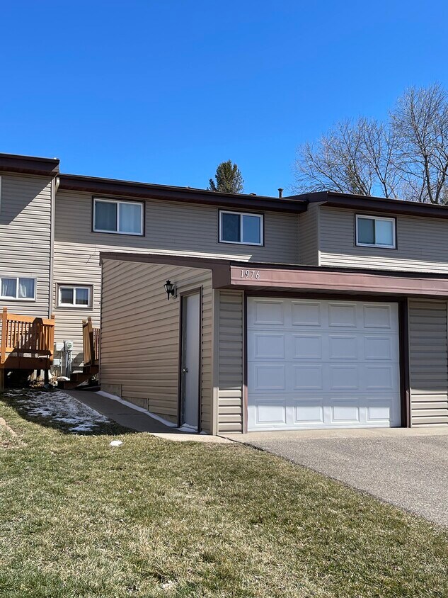 1976 Haughton Ave, North Mankato, MN 56003 Townhome Rentals in North