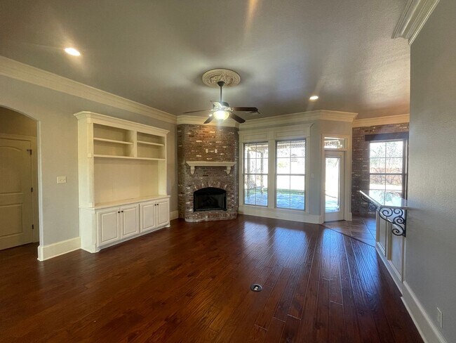 Building Photo - Sought after location so hurry!