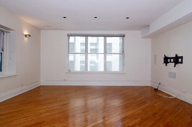 Building Photo - 24 W 45th St